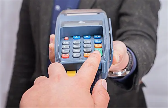 POS机一机一码刷卡是否会导致信用卡降额封卡？-图1