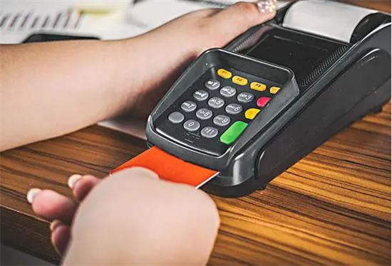 POS机一机一码刷卡是否会导致信用卡降额封卡？-图2